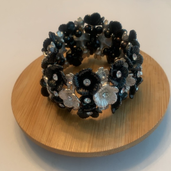 Jewelry - Beautiful black & silver flower bracelet with crystal centers Strech Comfort